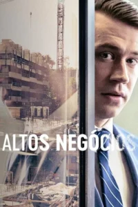 Homem de terno,com olhar sério,ao lado do reflexo de um canteiro de obras com guindaste em vidro. Clima de drama e negócios.