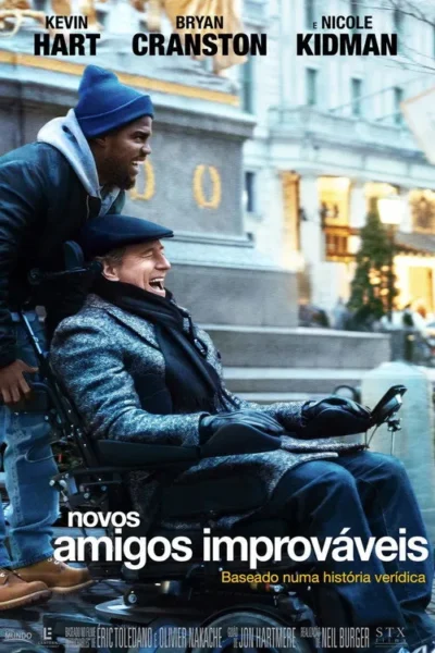 Dois homens riem em uma rua da cidade. Um está em cadeira de rodas motorizada, o outro em pé atrás. Ambiente urbano e alegre.