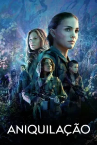 Cinco mulheres sérias,algumas com armas,exploram uma floresta fantástica e misteriosa com flora bioluminescente em tons de azul e roxo.