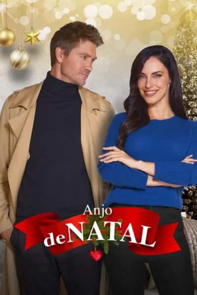 Casal sorridente em cenário natalino. Ele de casaco, ela de suéter azul. Clima festivo e romântico com bokeh dourado.
