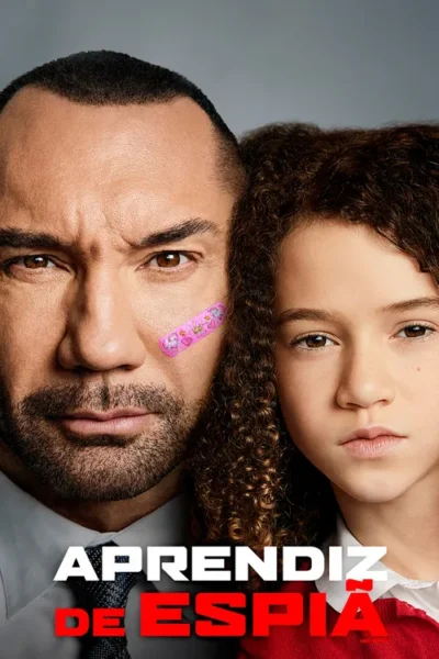 Close-up de um homem sério com band-aid de unicórnio na bochecha ao lado de uma menina de cabelo cacheado.