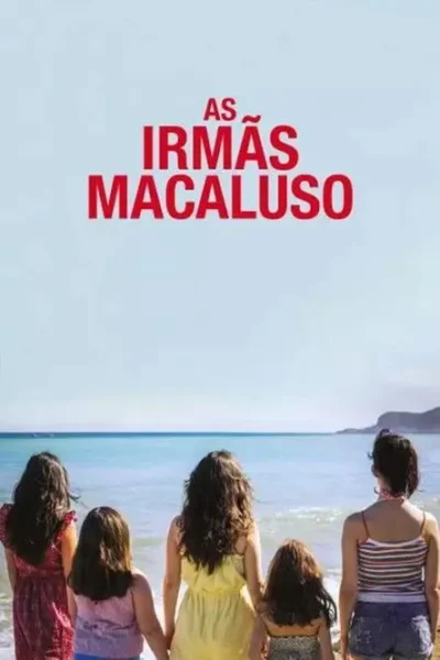 Cinco mulheres de costas na praia, olhando o mar azul sob céu claro. Atmosfera de verão e união.