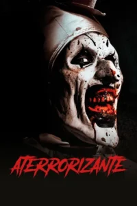 Pôster de terror:Palhaço horripilante com maquiagem branca e preta,coberto de sangue. Boca escancarada revela dentes e gengivas vermelhas. Fundo escuro. Clima macabro.