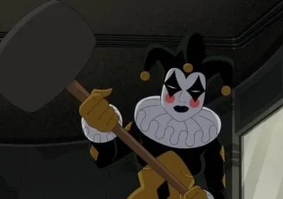 Arlequim de animação em preto e dourado, com rosto pintado e chapéu de três pontas, segura um martelo gigante. Fundo escuro.