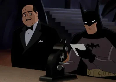 Um homem de smoking e um herói mascarado em uniforme de morcego examinam evidências em um laboratório escuro. Clima sério.