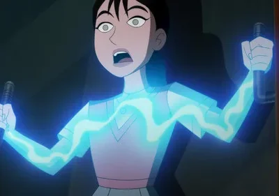 Mulher assustada com olhos arregalados e boca aberta segura barras metálicas. Eletricidade azul pulsa em seus braços.