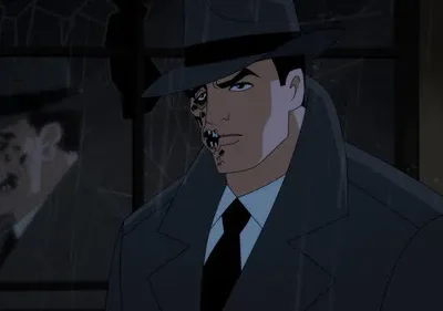 Homem em sobretudo e chapéu, com rosto metade normal, metade desfigurado. Reflexo quebrado dele em janela sob chuva, clima sombrio.