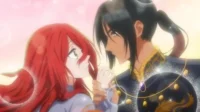 Pôster anime: Mulher ruiva chora, amparada por homem em uniforme luxuoso. Fundo etéreo com brilhos. Clima romântico e melancólico.