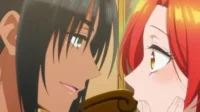 Close-up: homem anime de pele morena e olhos verdes sorri para mulher ruiva e corada. Seus rostos estão muito próximos, clima íntimo.