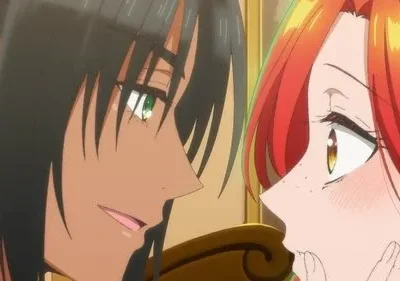 Close-up: homem anime de pele morena e olhos verdes sorri para mulher ruiva e corada. Seus rostos estão muito próximos, clima íntimo.