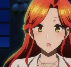 Uma mulher de anime com cabelo ruivo e olhos dourados, boca aberta e bochechas coradas, com expressão de surpresa ou embaraço. Fundo escuro.