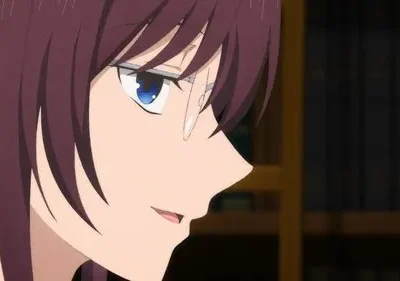 Close-up de personagem anime feminina com óculos e cabelo castanho-avermelhado. Ela sorri suavemente. Ao fundo, estantes de livros escuras.
