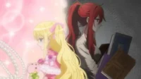 Loira em vestido rosa e fundo cintilante vs. ruiva séria com livros num fundo sombrio. Contraste de personalidades.