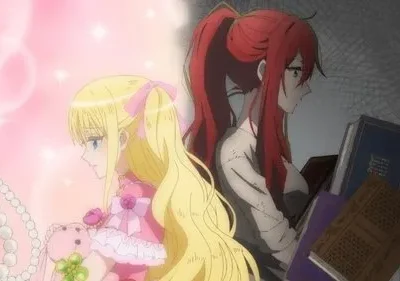 Loira em vestido rosa e fundo cintilante vs. ruiva séria com livros num fundo sombrio. Contraste de personalidades.
