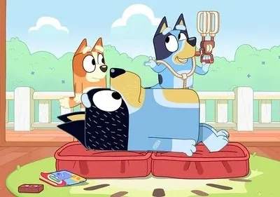 Um cão adulto deitado, com um filhote azul o ordenando com um brinquedo. Outro filhote laranja observa. Cena doméstica alegre e ensolarada.
