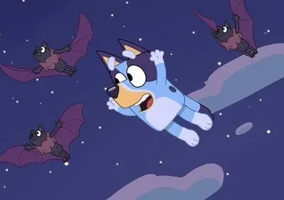 Cão azul flutua assustado/surpreso no céu noturno estrelado. Três morcegos escuros com asas roxas voam entre nuvens.