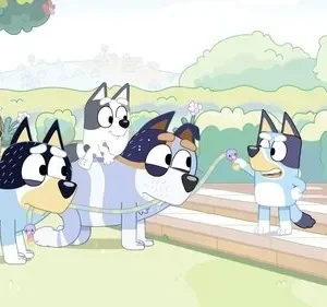 Família de cães estilizados brinca de trenzinho em jardim ensolarado. Dois cães grandes carregam dois pequenos, enquanto um terceiro lidera com guia.