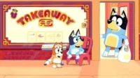Três cães cartoon fora de um take away. Um cão azul maior traz sacola de comida enquanto outro azul e um laranja aguardam.