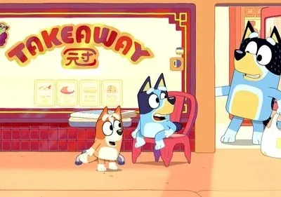 Três cães cartoon fora de um take away. Um cão azul maior traz sacola de comida enquanto outro azul e um laranja aguardam.