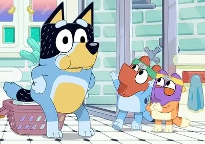 Cão azul sentado em cesto, observando dois ornitorrincos com bandanas que olham curiosos em um banheiro. Clima leve e divertido.