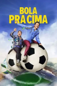 Dois homens sorridentes flutuam sobre bolas de futebol gigantes,com notas voando e um estádio lá embaixo. Clima divertido.
