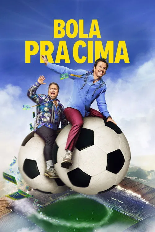 Dois homens sorridentes flutuam sobre bolas de futebol gigantes,com notas voando e um estádio lá embaixo. Clima divertido.
