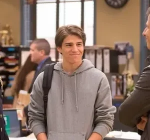 Brooklyn Nine-Nine: Lei e Desordem – T01E02: Bem acompanhado