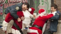 Dois policiais e dois Papais Noéis em uma briga cômica em frente a uma barbearia com decoração natalina. Caos festivo e hilário.