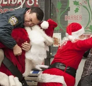 Dois policiais e dois Papais Noéis em uma briga cômica em frente a uma barbearia com decoração natalina. Caos festivo e hilário.