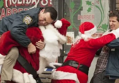 Dois policiais e dois Papais Noéis em uma briga cômica em frente a uma barbearia com decoração natalina. Caos festivo e hilário.