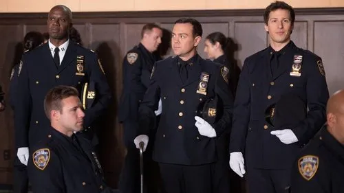 Grupo de policiais em uniformes azuis-escuros formais,com luvas brancas e chapéus na mão,em evento cerimonial.