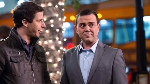Brooklyn Nine-Nine:Lei e Desordem – T01E17:Com tudo 1 Dois homens em cena noturna urbana. Um de jaqueta fala,o outro de terno cinza tem expressão de surpresa/confusão.