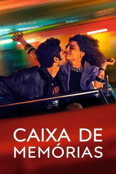 Casal se beija apaixonadamente em veículo em movimento. O fundo colorido e borrado sugere velocidade e um clima vibrante.