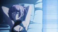 Mulher de anime, cabelo roxo em tranças, olhos brilhantes, deitada com braços atrás da cabeça. Ambiente azul escuro e misterioso.