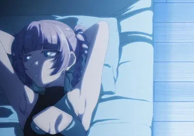 Mulher de anime, cabelo roxo em tranças, olhos brilhantes, deitada com braços atrás da cabeça. Ambiente azul escuro e misterioso.