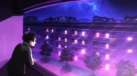 Um jovem anime na sacada observa uma cidade noturna futurista. Prédios iluminados em roxo/rosa e um céu com nebulosa.
