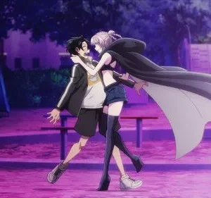 Jovem casal anime, quase se beijando, dança em parque noturno roxo. Ele de jaqueta, ela de capa preta e shorts. Romance no ar.