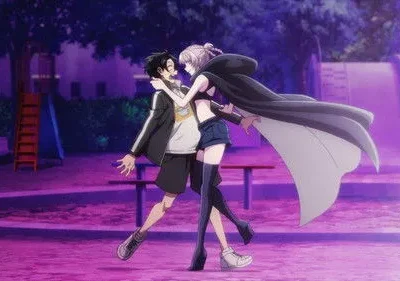 Jovem casal anime, quase se beijando, dança em parque noturno roxo. Ele de jaqueta, ela de capa preta e shorts. Romance no ar.