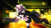 Anime: Jovem de cabelos roxos com capa escura em pose misteriosa em uma rua noturna com luzes neon vibrantes.