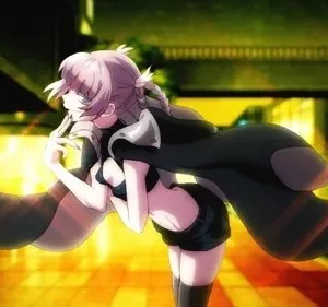 Anime: Jovem de cabelos roxos com capa escura em pose misteriosa em uma rua noturna com luzes neon vibrantes.