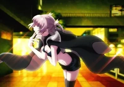 Anime: Jovem de cabelos roxos com capa escura em pose misteriosa em uma rua noturna com luzes neon vibrantes.