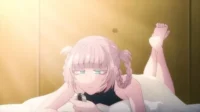 Jovem anime de cabelo rosa com tranças e olhos azuis, deitada na cama com luz solar. Segura um controle, pernas levemente erguidas, expressão pensativa.