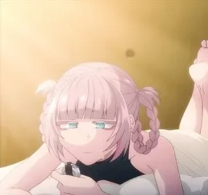 Jovem anime de cabelo rosa com tranças e olhos azuis, deitada na cama com luz solar. Segura um controle, pernas levemente erguidas, expressão pensativa.