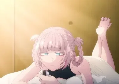 Jovem anime de cabelo rosa com tranças e olhos azuis, deitada na cama com luz solar. Segura um controle, pernas levemente erguidas, expressão pensativa.