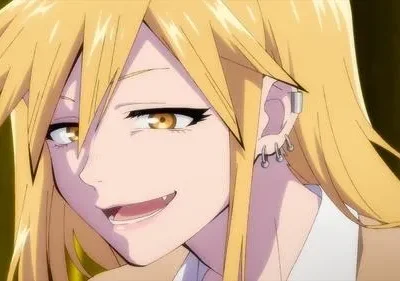 Close-up de mulher anime loira de olhos dourados e sorriso malicioso com presa. Ela tem cabelo espetado e piercings na orelha.