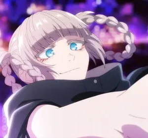 Garota anime com tranças prateadas, olhos azuis e sorriso travesso, braço à frente. Fundo noturno urbano com luzes roxas.