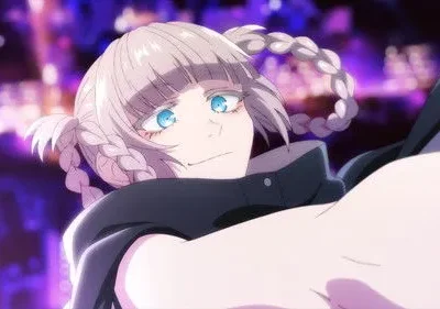 Garota anime com tranças prateadas, olhos azuis e sorriso travesso, braço à frente. Fundo noturno urbano com luzes roxas.