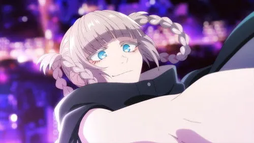 Garota anime com tranças prateadas,olhos azuis e sorriso travesso,braço à frente. Fundo noturno urbano com luzes roxas.