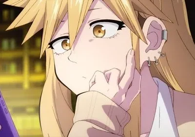 Uma anime girl loira de cabelo espetado e olhos âmbar, com piercings, olha um celular roxo pensativamente. Fundo urbano borrado.