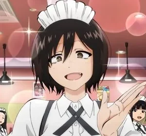 Mulheres de uniforme de empregada sorriem em um café rosa. A central, cabelo escuro e dente pontudo, gesticula alegremente entre brilhos.